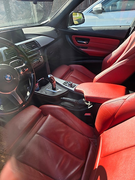 BMW 330d 3 of 4