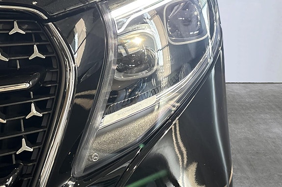 Mercedes-Benz V300 9 of 26