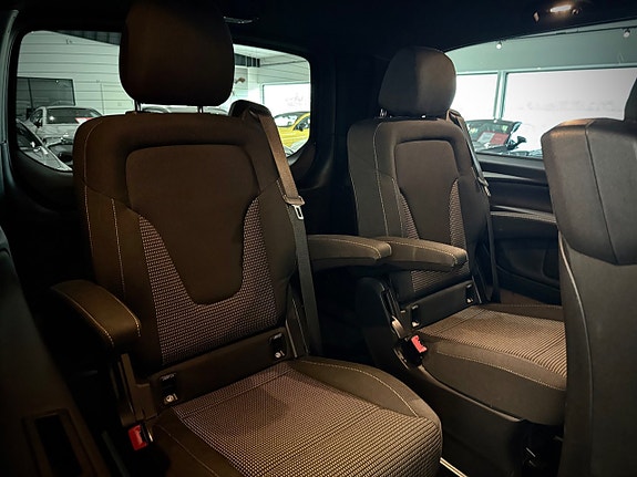 Mercedes-Benz V300 7 of 24