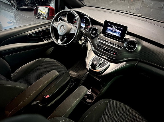 Mercedes-Benz V300 10 of 24