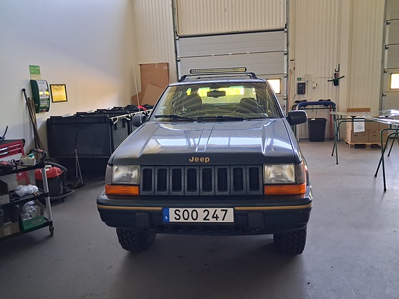 Jeep Grand Cherokee 2 of 8