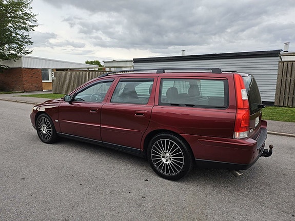 Volvo V70 2 of 6