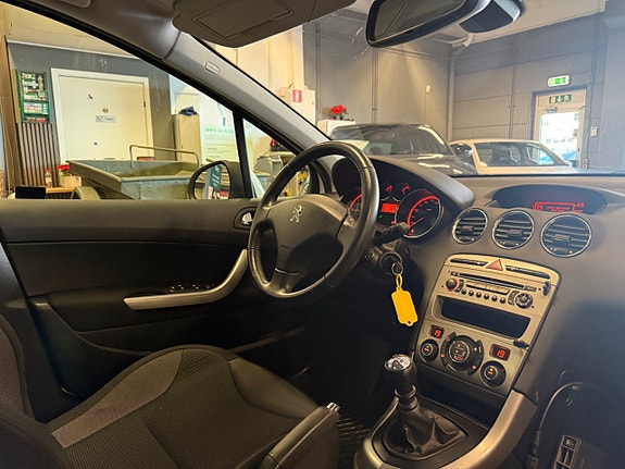 Peugeot 308 SW 18 of 21