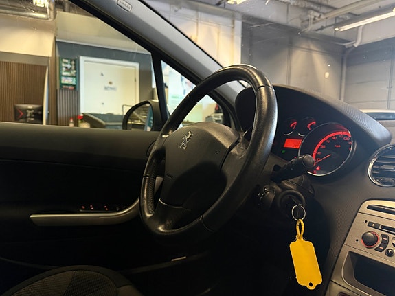 Peugeot 308 SW 19 of 21