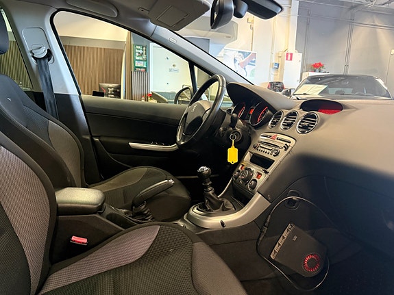 Peugeot 308 SW 17 of 21