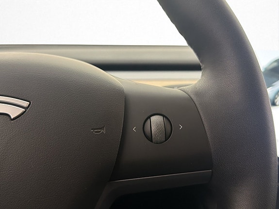Tesla Model Y 17 of 30