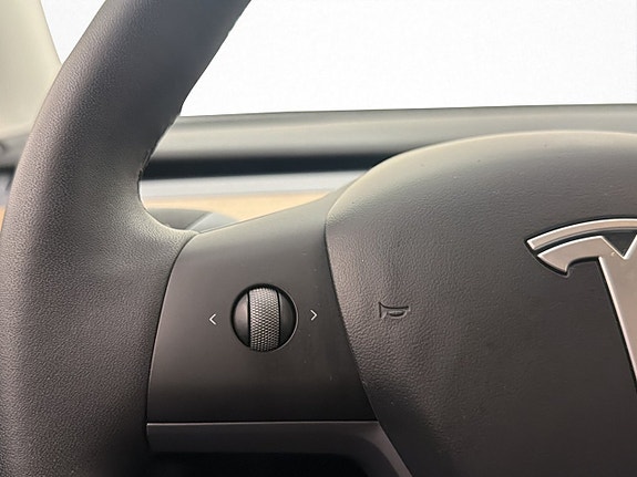 Tesla Model Y 18 of 30