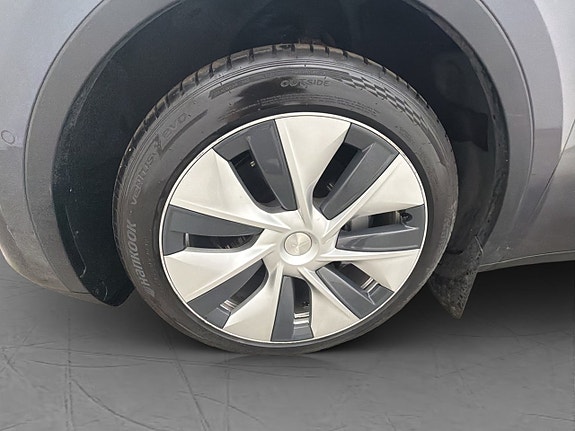 Tesla Model Y 27 of 30