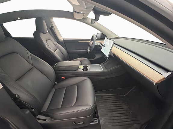 Tesla Model Y 11 of 30