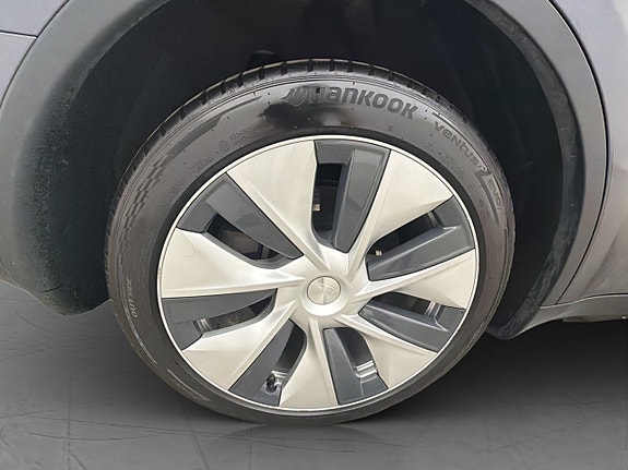 Tesla Model Y 29 of 30