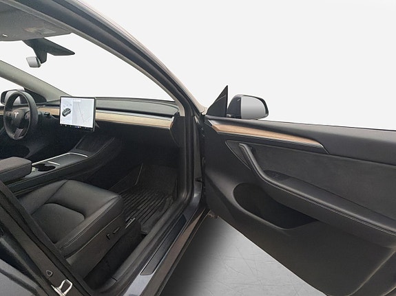 Tesla Model Y 12 of 30