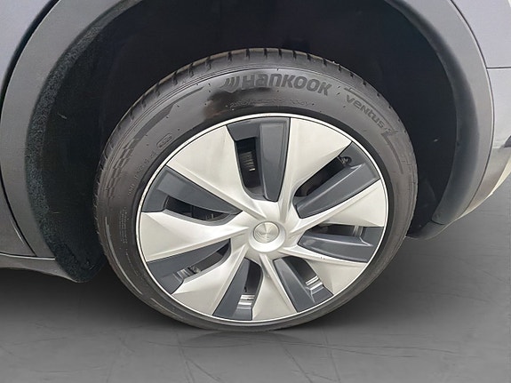 Tesla Model Y 28 of 30