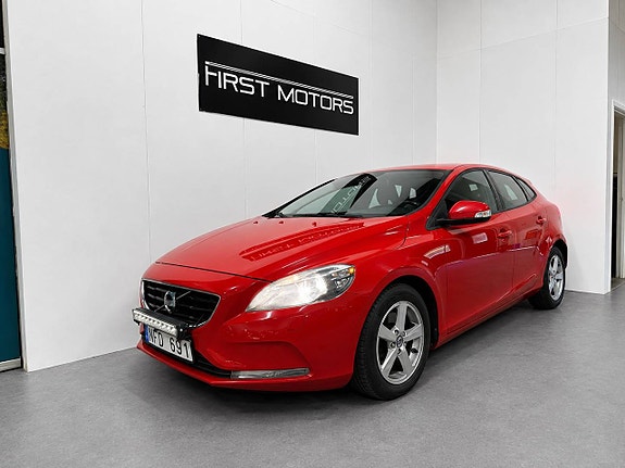 Volvo V40 2 of 27