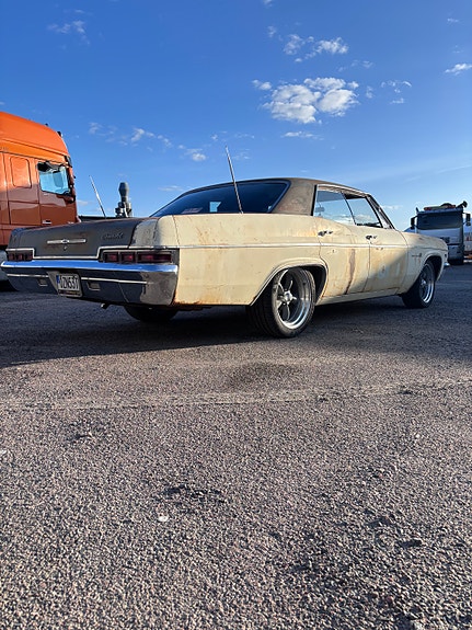 Chevrolet Impala 3 of 9
