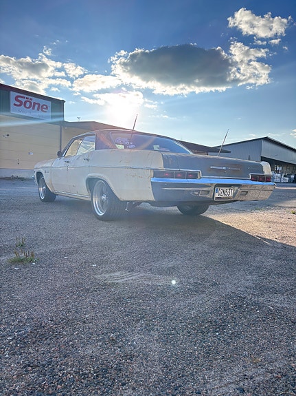 Chevrolet Impala 4 of 9