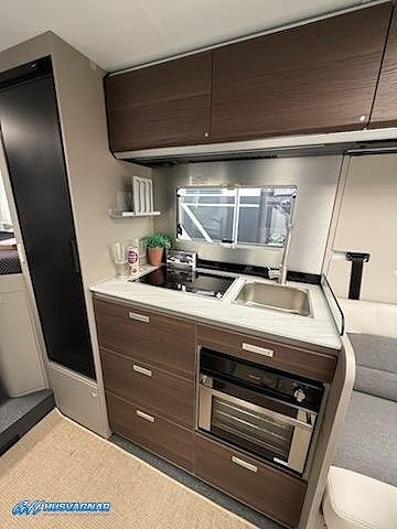 Adria COMPACT SUPREME DL* 6E*140HP*35L 9 of 14