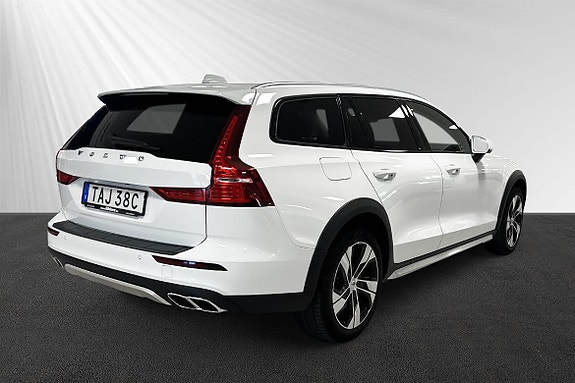 Volvo V60 Cross Country 3 of 6