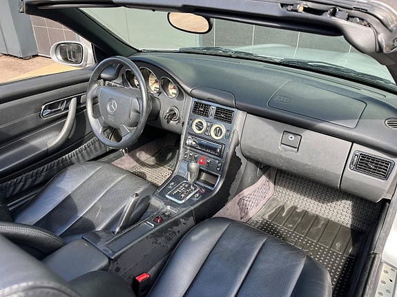 Mercedes-Benz SLK230 8 of 16