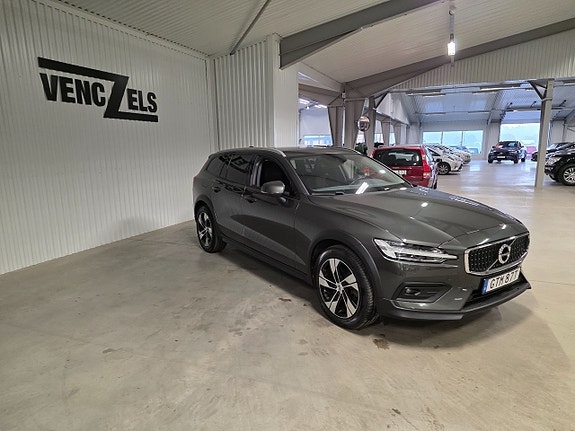Volvo V60 Cross Country 2 of 11