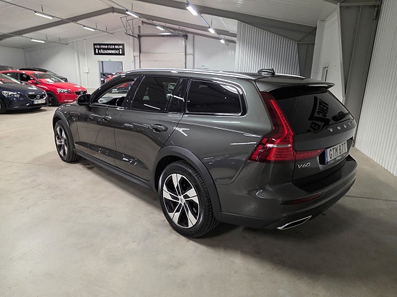 Volvo V60 Cross Country 5 of 11