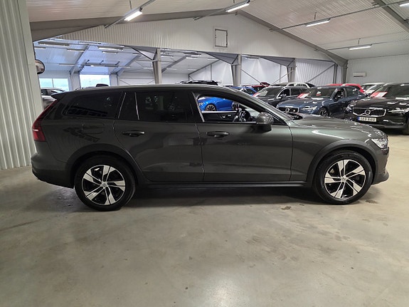 Volvo V60 Cross Country 3 of 11