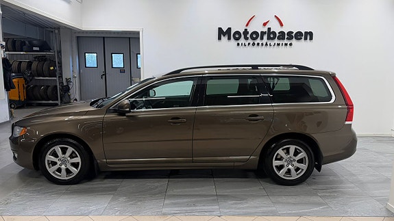 Volvo V70 2 of 12