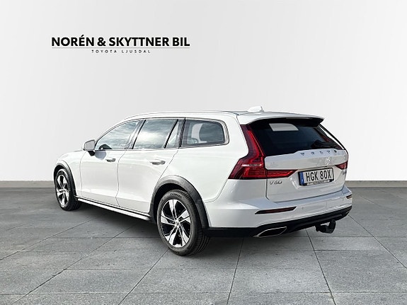 Volvo V60 Cross Country 2 of 10