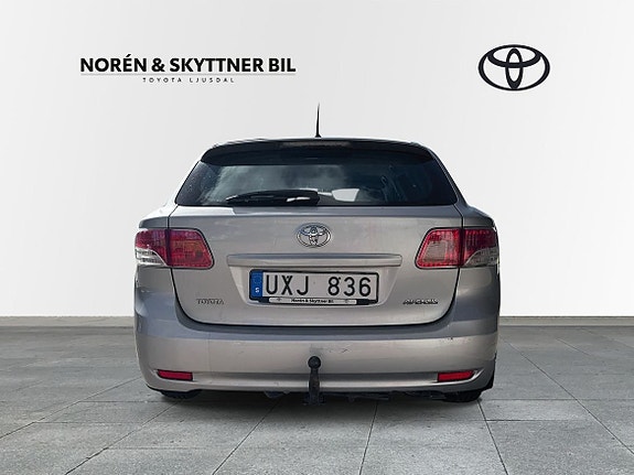 Toyota Avensis 4 of 10