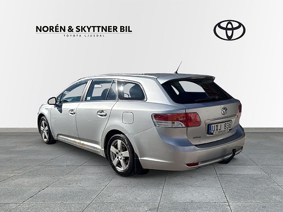 Toyota Avensis 2 of 10