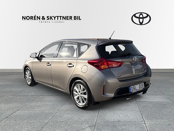 Toyota Auris 2 of 10
