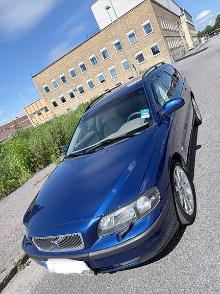 Volvo V70 2 of 4