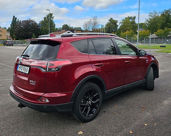 Toyota RAV4 3 of 12