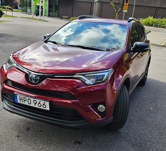 Toyota RAV4 2 of 12