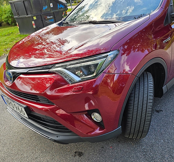 Toyota RAV4 4 of 12