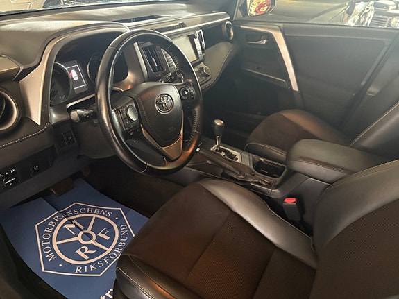 Toyota RAV4 6 of 9