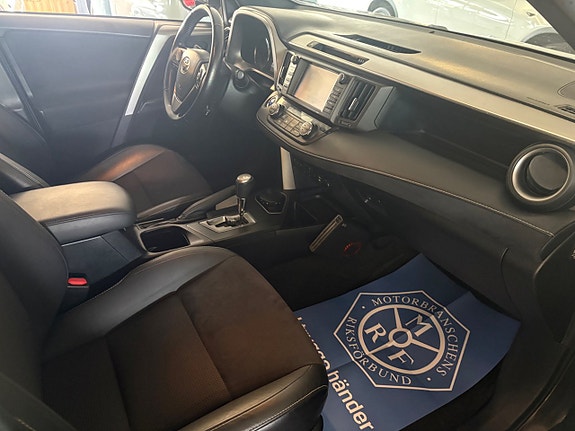 Toyota RAV4 7 of 9