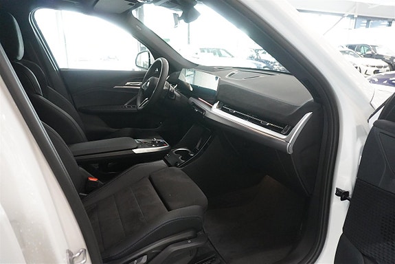 BMW iX1 6 of 12