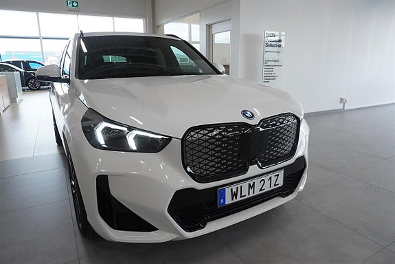 BMW iX1 5 of 12