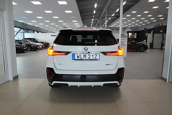 BMW iX1 4 of 12