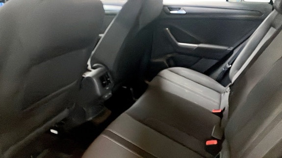 Volkswagen T-Roc 12 of 13