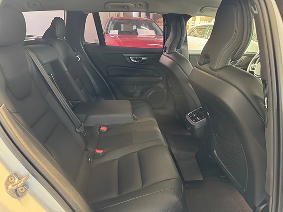Volvo V60 Cross Country 8 of 20