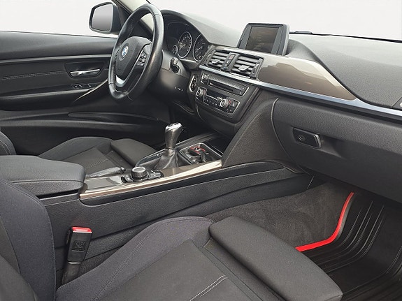 BMW 318d 14 of 18