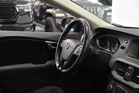 Volvo V40 8 of 18