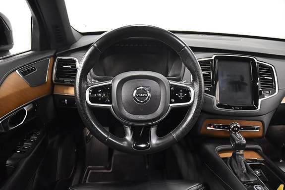 Volvo XC90 2 of 30