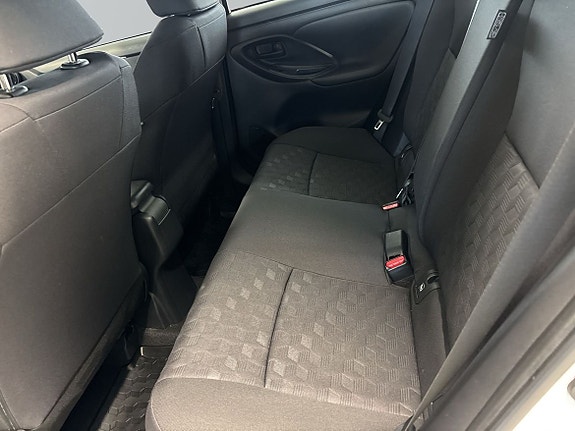 Toyota Yaris 7 of 16