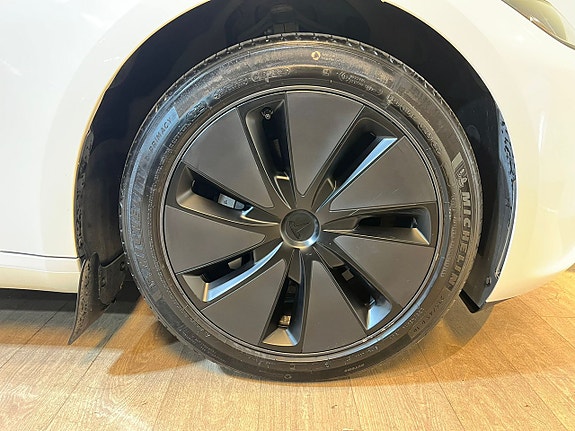 Tesla Model 3 21 of 22