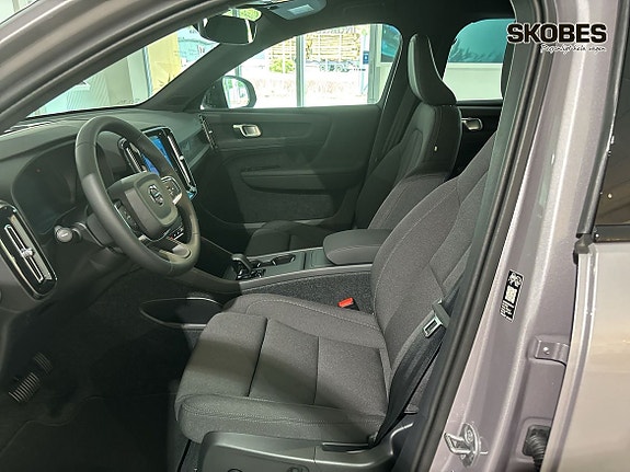 Volvo EX40 7 of 16