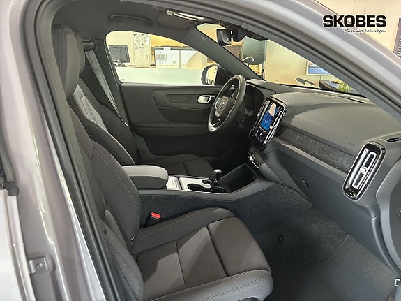Volvo EX40 10 of 16