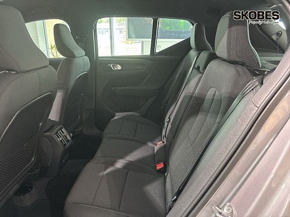 Volvo EX40 8 of 16