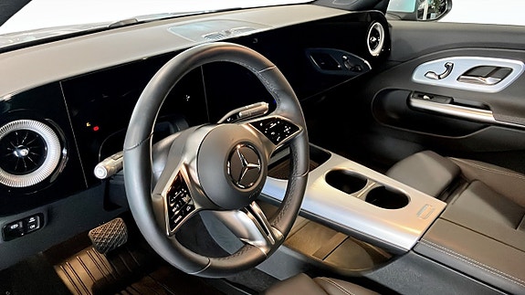 Mercedes-Benz CLA200 4 of 8
